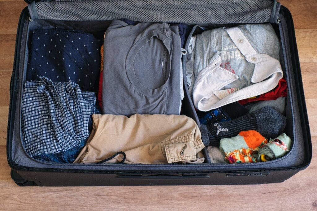 Voyageur Check In Innenfach mit Trennwand gepackt mit Kleidung für 14 Tage